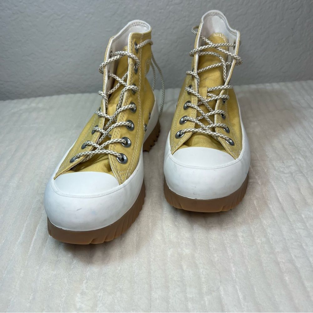 Converse Yellow and White High-Top Sneakers
MENS:4.5
Wo’S:6.5